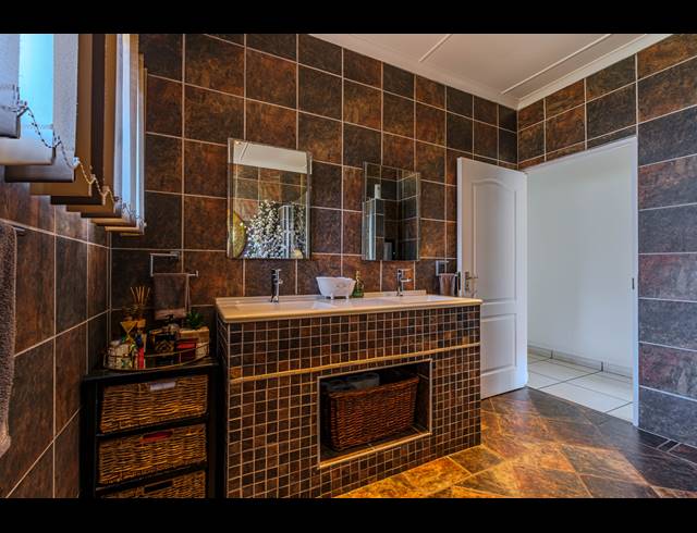6 BEDROOM FREESTANDING FOR SALE IN ATHLONE PARK